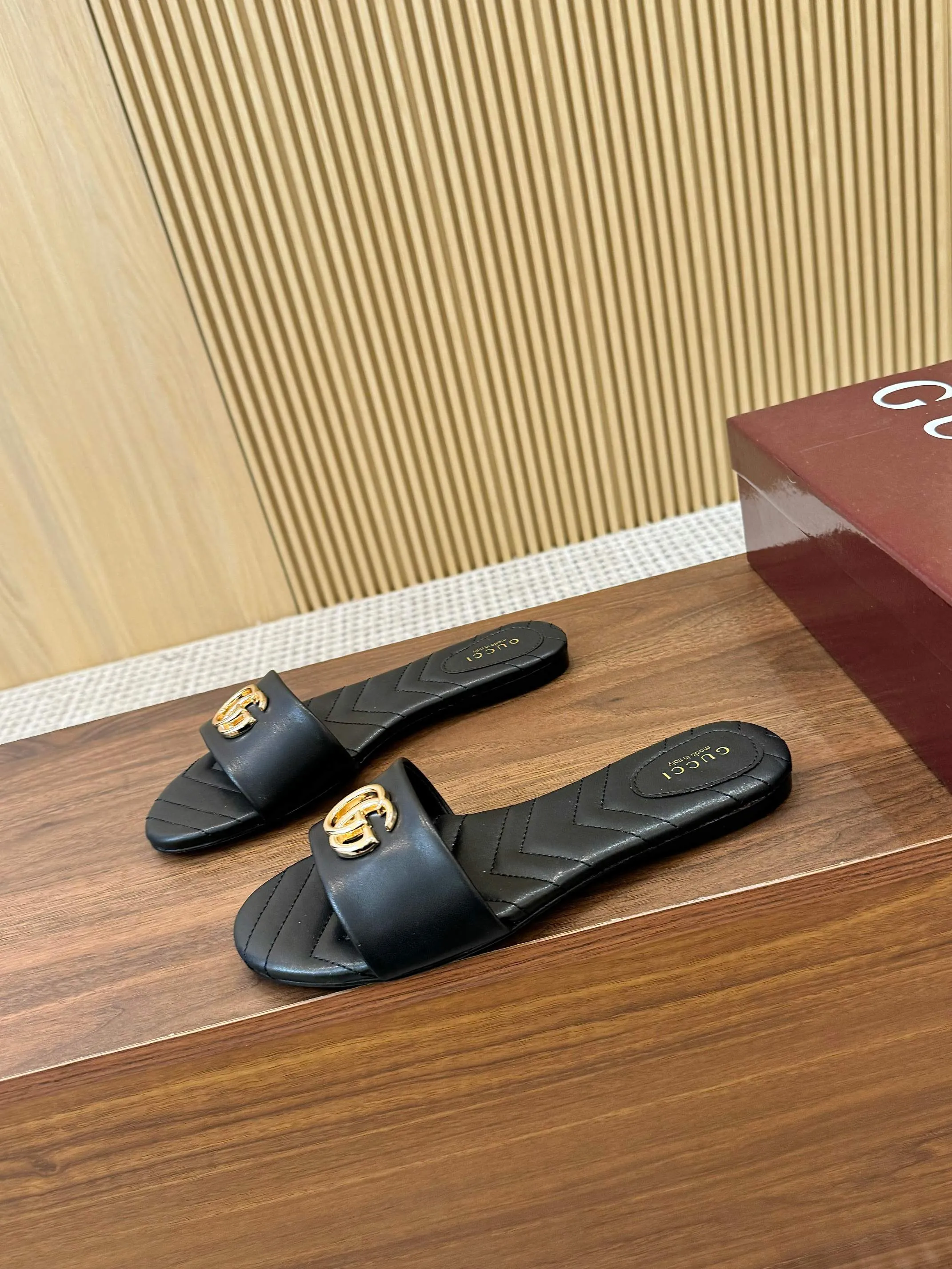 👟👟Ex-factory price 440👟👟 💯💯💯Gucci 2025 spring and summer latest popular slip-on sandals series... [Round toe] Latest double G buckle. Embroidery style Original quality 🍃Original European style, 💥perfect on the feet💃💃When worn with this shoe, it is elegant and crystal clear. No matter the materials of the accessories, they are all customized one by one. You must go to get the original version. The whole series is full of exciting and innovative elements. The texture of different materials, the texture of the materials, and the expression of the materials have a strong artistic atmosphere... ❶ Upper: imported cowhide ❷ Inner lining: customized imported sheepskin ❸ Foot pads: customized imported sheepskin ❹ Outsole: imported Italian genuine leather outsole ❺ Heel height: 1.5CM ❻ Packaging: Original full set of packaging ❼ Code number: 35-43 (41.42.43 customized is not returnable)